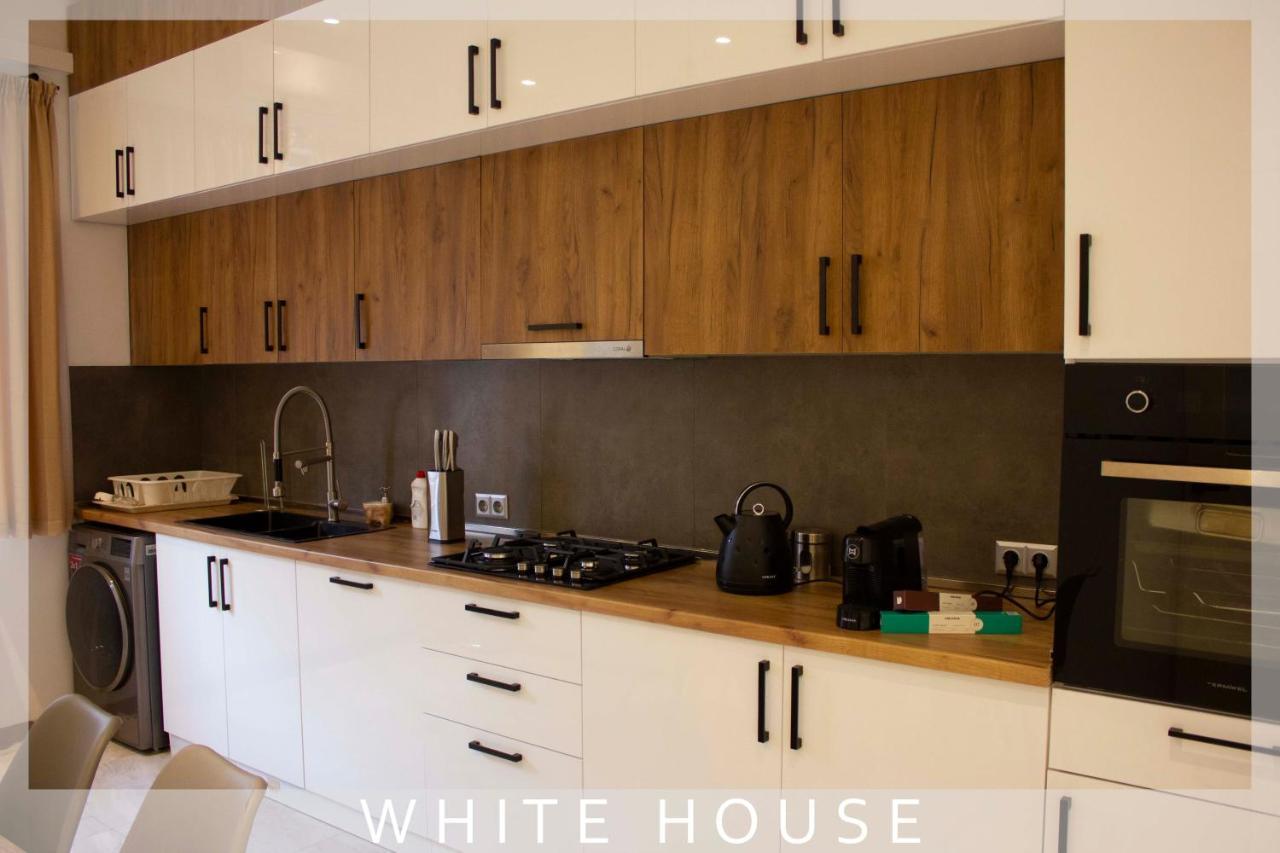 White House Villa *